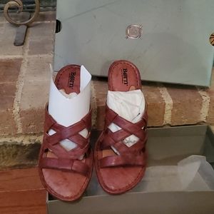 Never worn NIB born Leather brown sandal 9